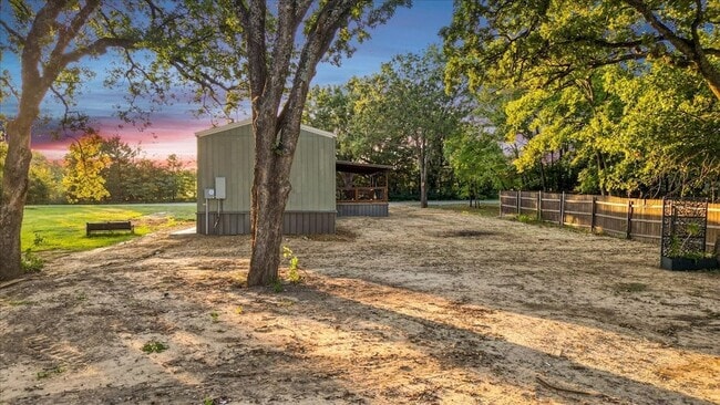 Building Photo - 409 Willow Dr