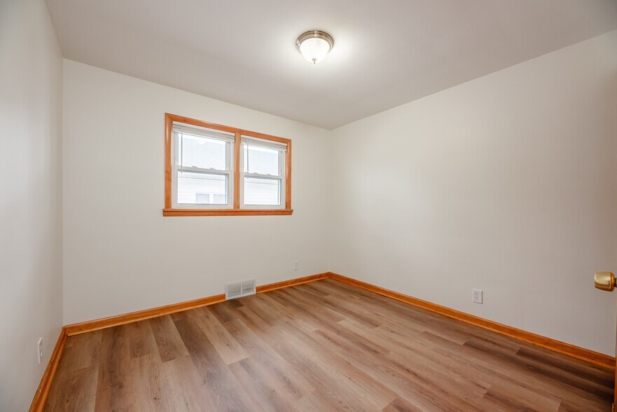 Building Photo - 416 W Spruce St