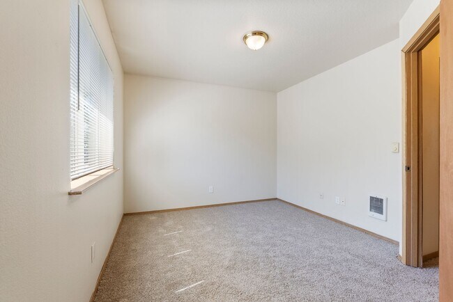 Building Photo - Spacious 2-Bedroom Townhome in SE Portland