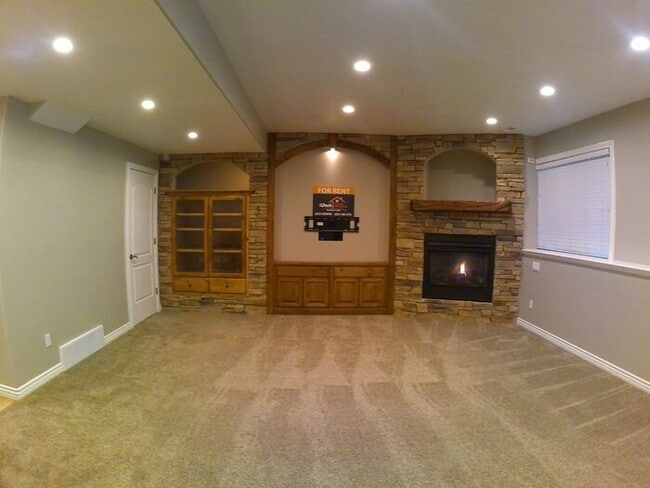 Building Photo - 5 bdrm 3bth Home 3 Car Garage Some utilities included