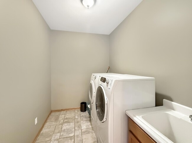 Building Photo - 443 Hilbrich Dr