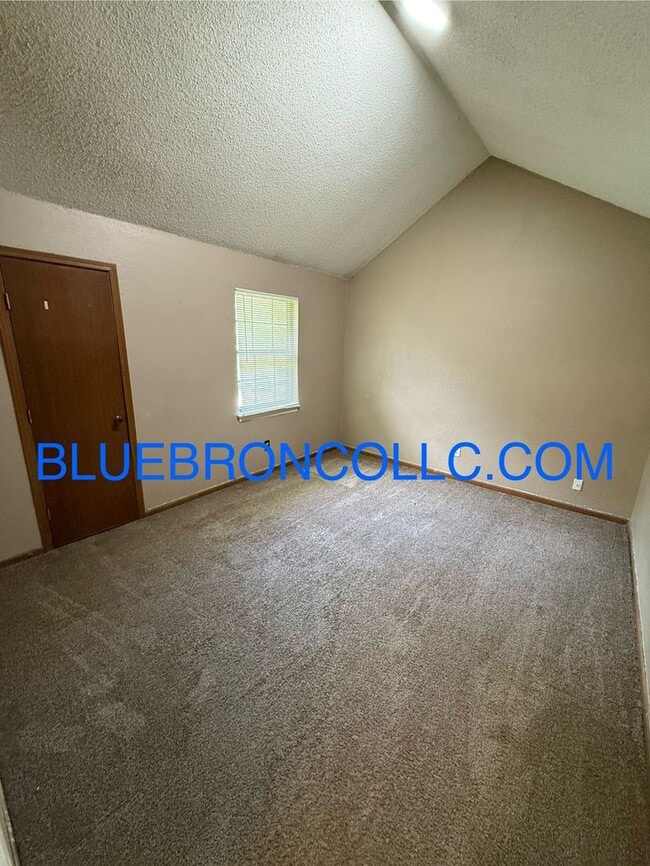 Building Photo - This one will go fast, marvelous 3 bedroom...