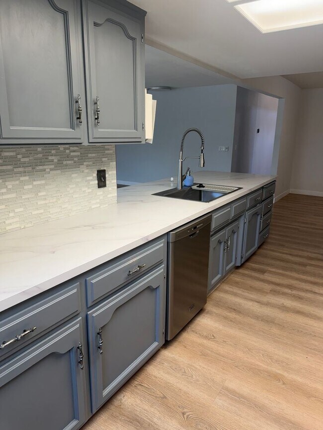 Building Photo - Stunning 4 bedroom, 2 bathroom with a Pool and Solar