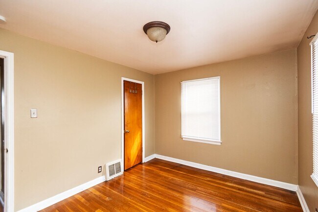 Building Photo - Charming & Spacious Home in Bellefontaine Neighbors – Move-In Ready!