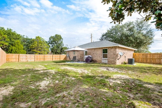 Building Photo - 1705 Oak Dr