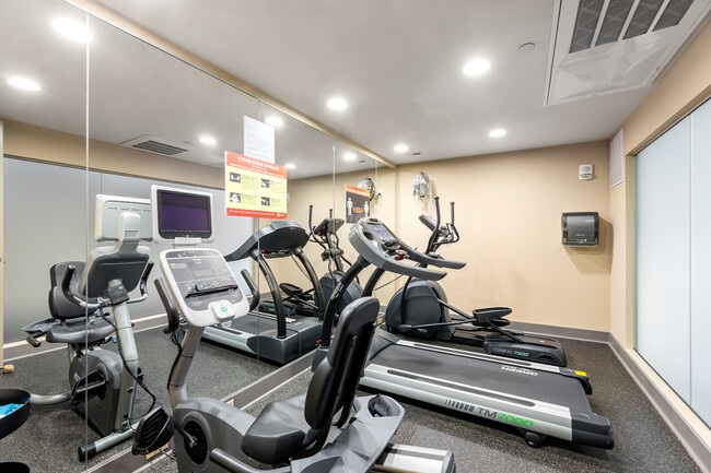 Building Photo - 701 Royal Ct