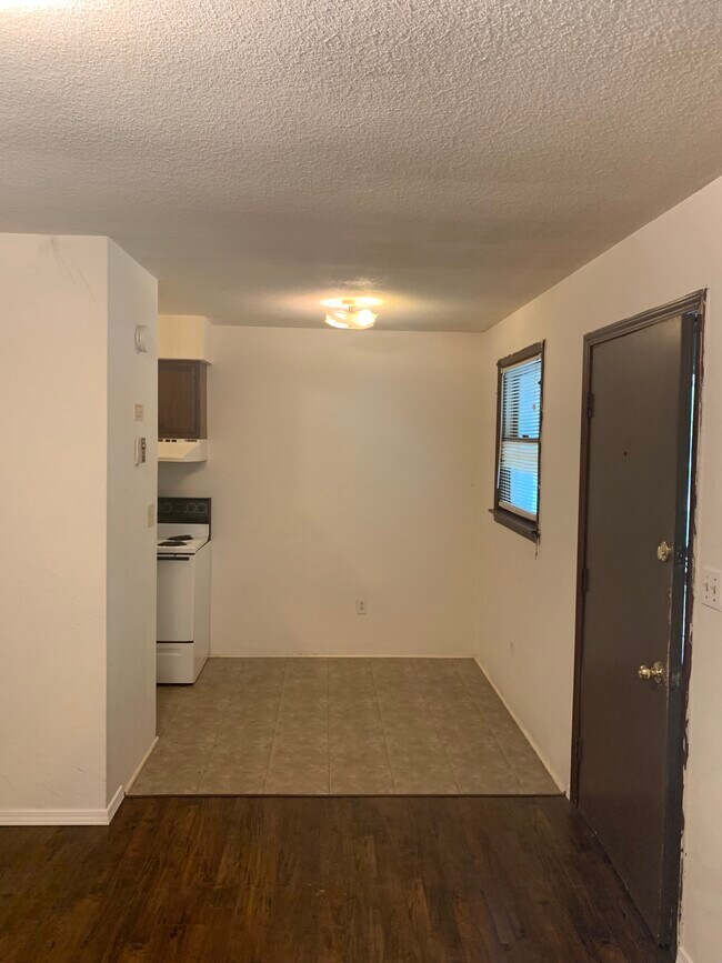 Building Photo - 1112 Hidden Valley Dr