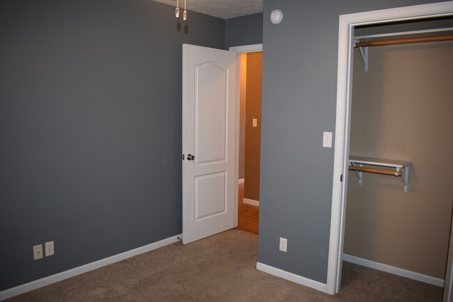Building Photo - Beautiful spacious home in Waynesville