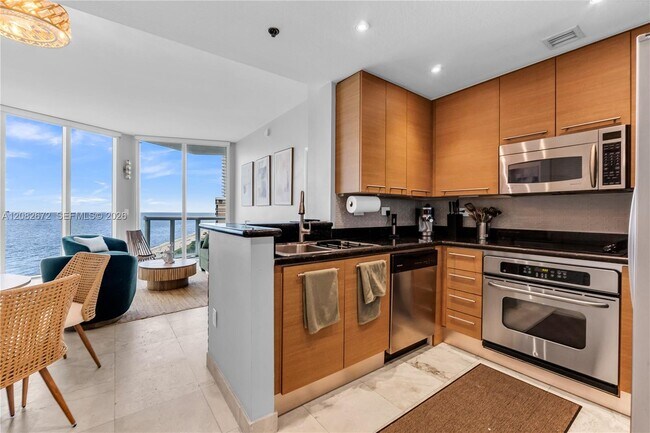 Building Photo - 6515 Collins Ave