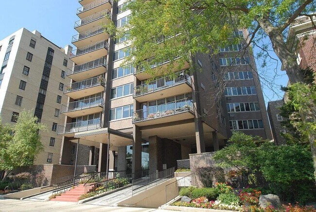 Building Photo - 1919 N Summit Ave