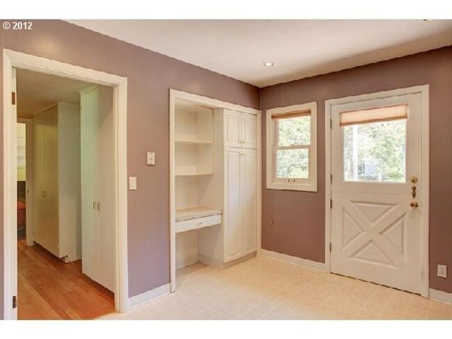 Building Photo - Lovely SW Portland home in RARE Location w...