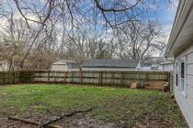 Building Photo - 1831 Parkdale Dr
