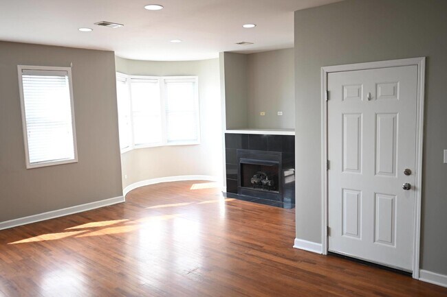 Building Photo - 529 N Racine Ave