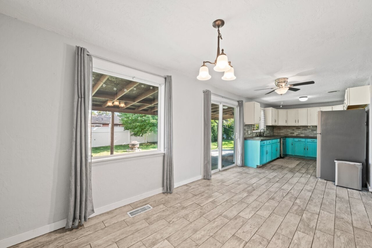 Building Photo - 1024 1st St