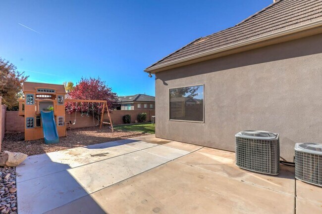 Building Photo - Beautifully Designed 5 Bedroom Home in Was...