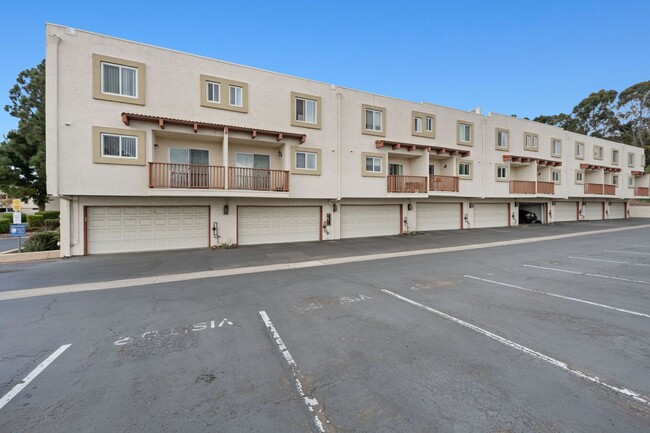 Building Photo - Charming 2-Bedroom Townhome Near USD and F...