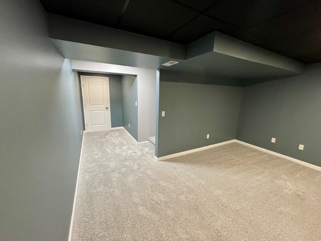 Building Photo - Bright End-Unit Townhome in Magnolia Village!