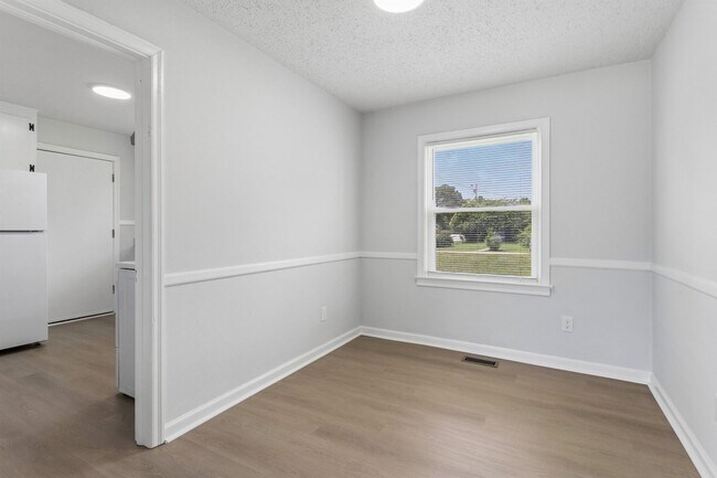 Building Photo - 3BR/1BA Renovated Brick Rancher | 1-Car Garage | Hampton – Coliseum Central