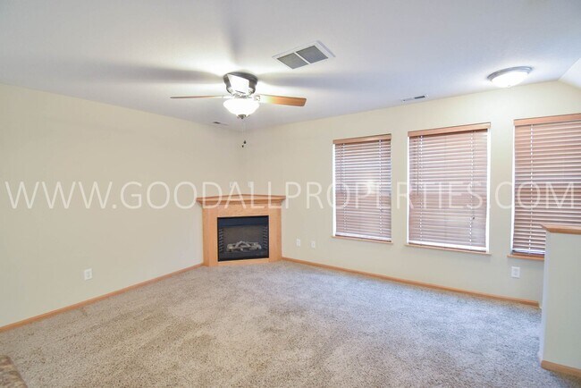 Building Photo - 2 bedroom 2 bath Urbandale Townhouse