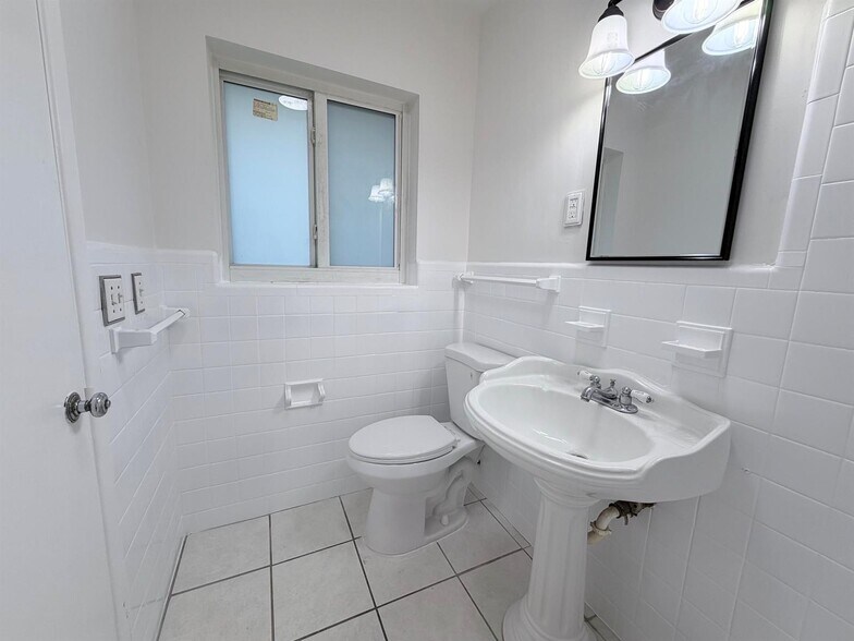 Building Photo - 231 NE 16th Ave