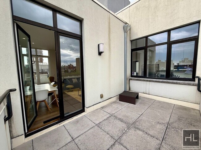 Building Photo - Penthouse 1 bed/1 bath w/ 2 roof decks