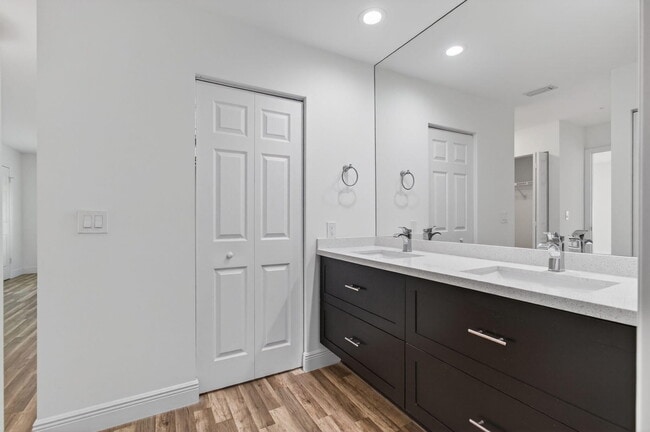 Building Photo - 8536 Casa Del Lago