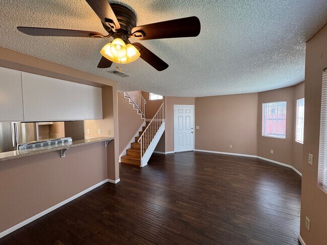 Building Photo - Move in Ready - Spacious 3 bed 2 bath Upda...