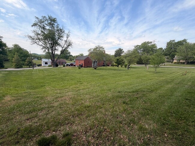 Building Photo - Hilltop Charm in Floyds Knobs – Spacious All-Brick Beauty with Room to Grow!