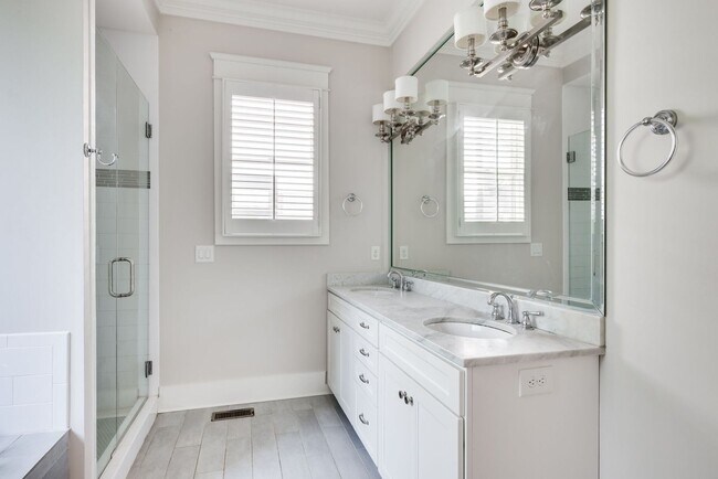 Building Photo - Stunning 4BE/3.5BA home in the heart of Green Hills!