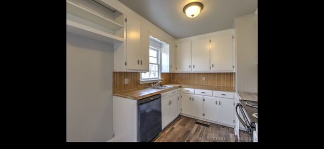 Building Photo - 925 E Thompson Ave