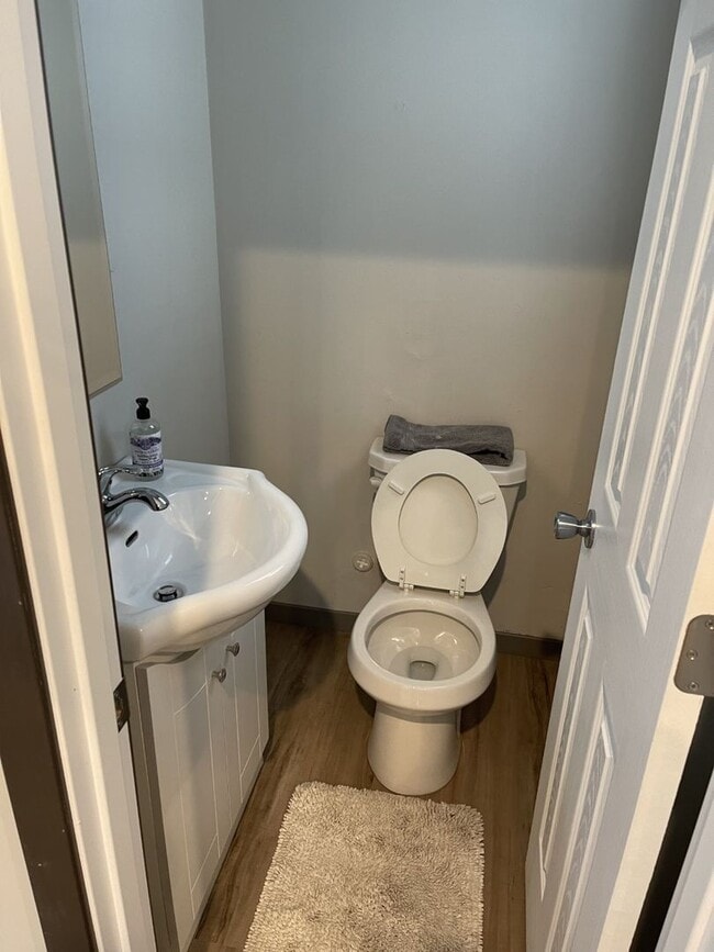 Building Photo - Affordable 6-Bedroom House Close to U of M...