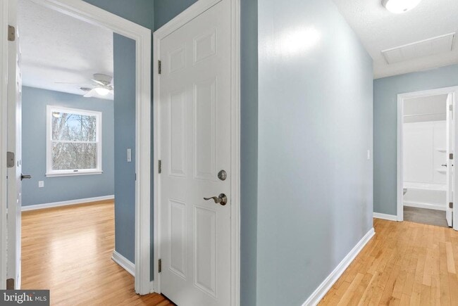 Building Photo - 122 Stuart Dr