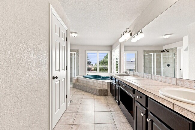 Building Photo - $3,040.95, 6 bed, 4 bath located in Colorado Springs