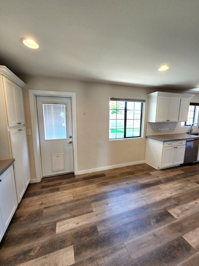 Building Photo - Tempe 4 Bedroom 3 Bath w/ Pool right near ASU!