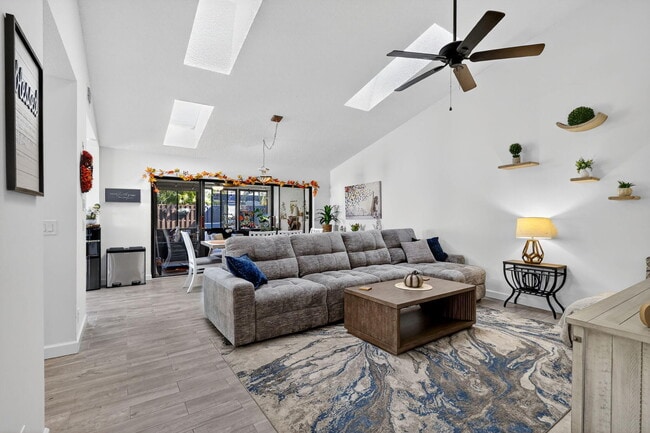 Building Photo - 235 SW 29th Ave