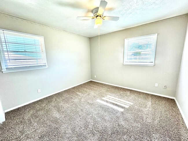 Building Photo - Beautiful Home right next to Hobby Lobby and Remington Park! Self Showing