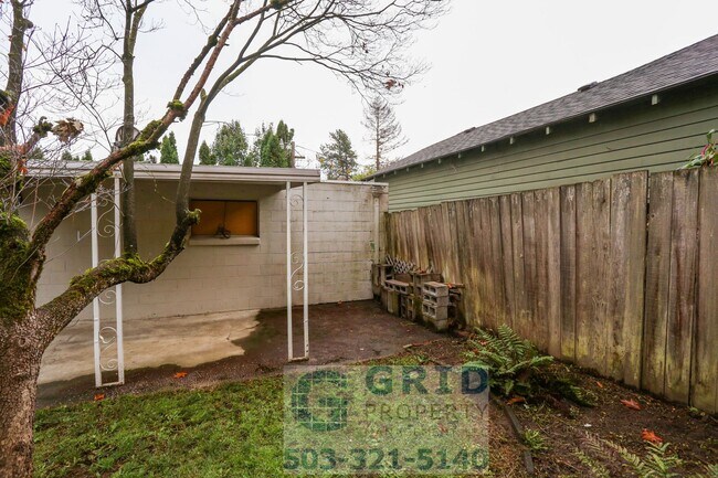 Building Photo - Charming 2 Bedroom Available in Popular N Kenton Neighborhood!