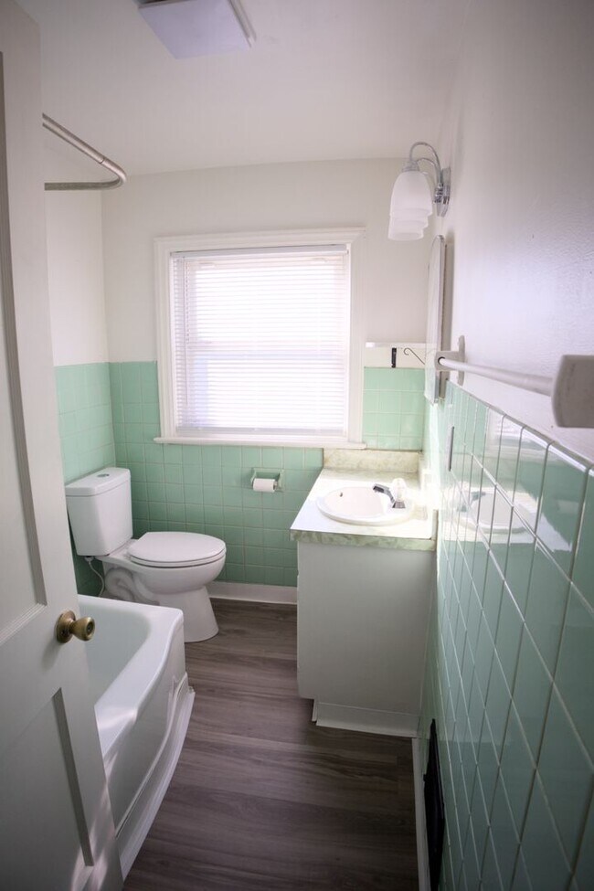 Building Photo - Cute & Cozy Interior Rowhome