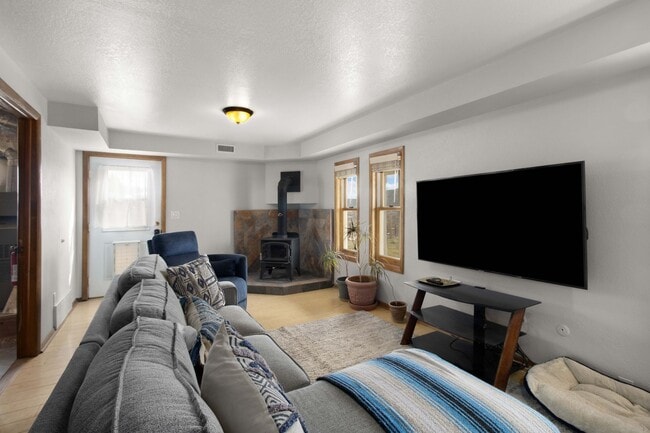 Building Photo - Enjoy Modern Comfort in This Beautiful Home!