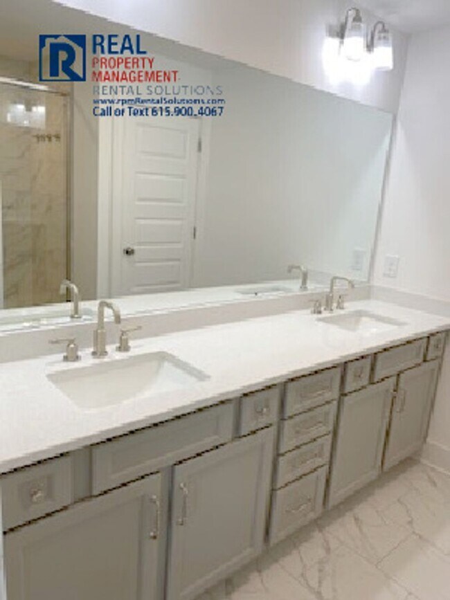 Building Photo - Like new 3 bd townhome in Smyrna with garage!