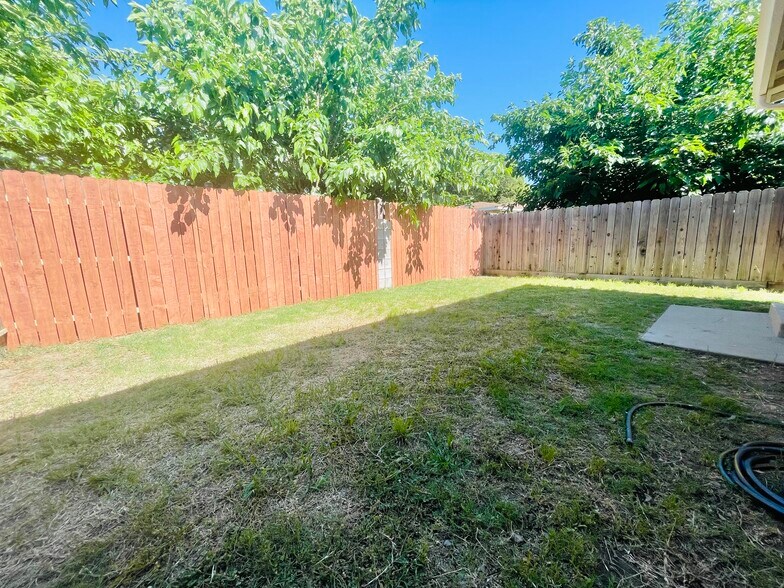 Building Photo - 1812 Rose Ave