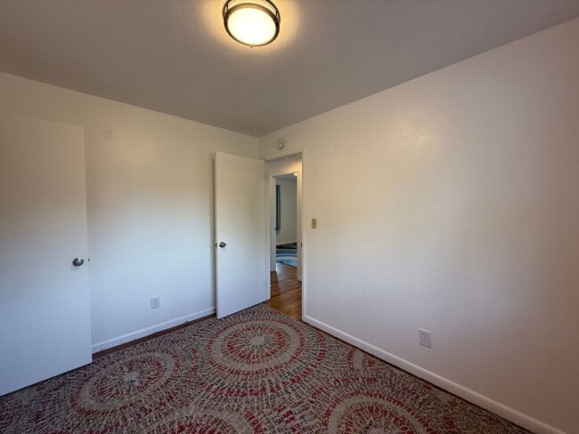 Building Photo - Spacious Rural Ranch!