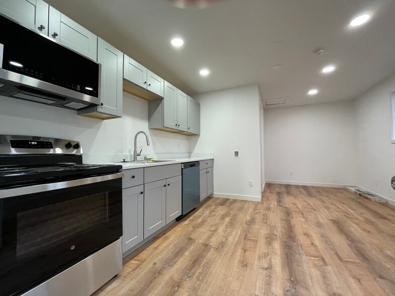 Building Photo - 704 NE 53rd St