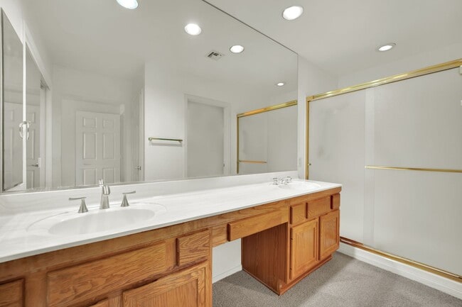 Building Photo - A Must See!!! Beautiful 2/2 home!!! Summerlin!!