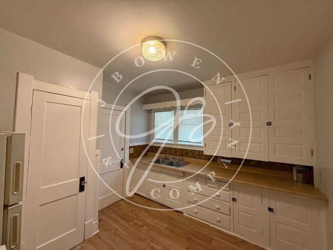 Building Photo - "Charming 2-Bedroom upper duplex in West Toledo – Cozy Living Awaits.