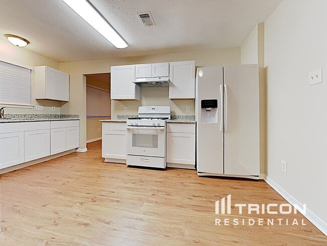 Building Photo - 7911 Bluff Trail Dr