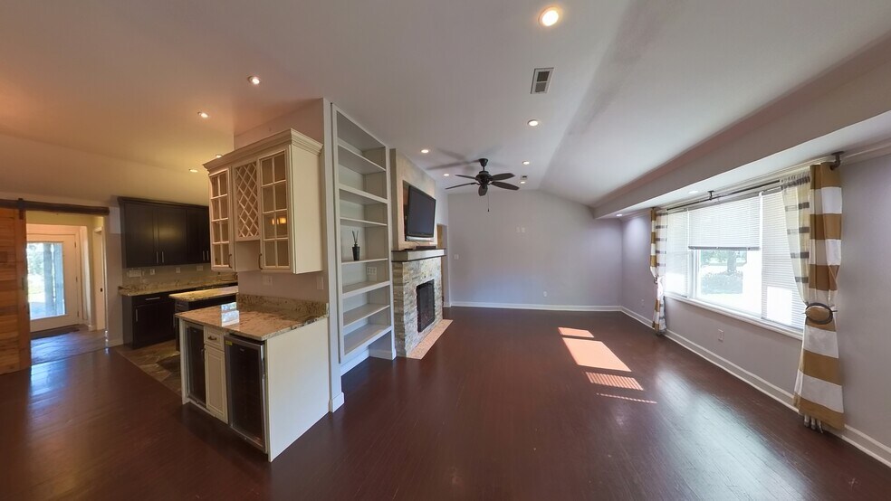 Building Photo - 710 Yucca Ave