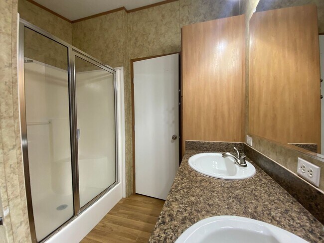 Building Photo - Great location on Monkey Island at Grand Lake!