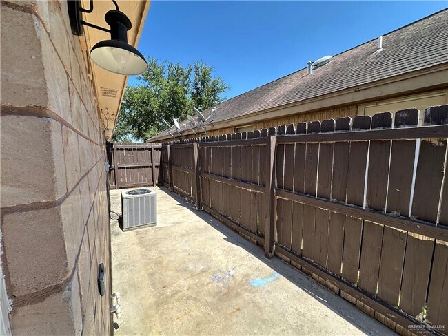 Building Photo - 1208 S Diplomat Dr
