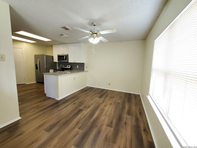 Building Photo - 8219 Sunshine Trail Dr